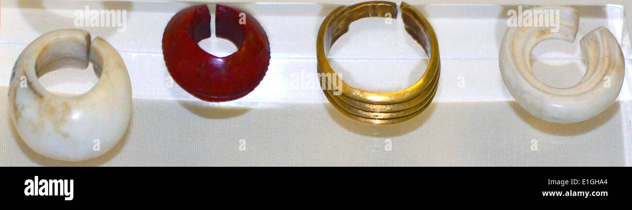 In metallo per le dita anelli della regina Nefertiti (oro), re Akhenaton ( argento) e il re Smenkhare (bronzo) e un anello di scarabeo di Thutmosi III  XVIII Dinastia, 1350 A.C Foto stock -