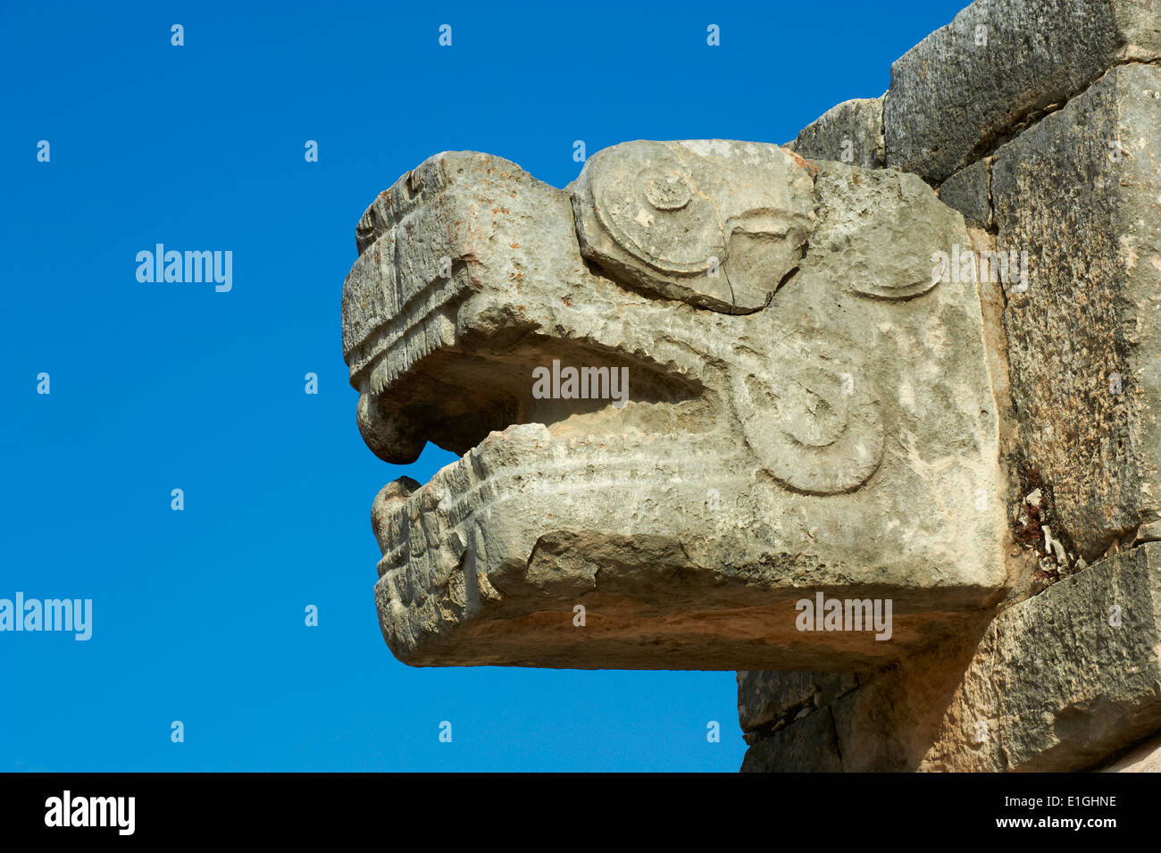 Messico, Yucatan Stato, Chichen Itza sito archeologico, patrimonio mondiale dell'UNESCO, la testa del serpente, antiche rovine maya Foto Stock