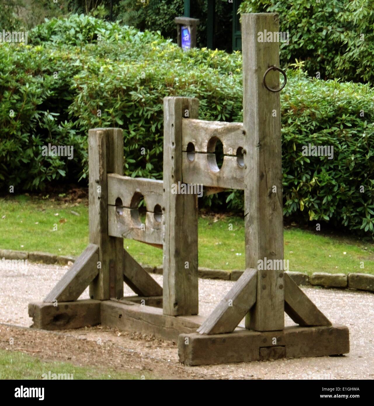 Il XVII secolo le scorte di legno o pillary. Usato per trattenere i criminali mentre erano rimproverato pubblicamente. Il Castello di Warwick, Inghilterra. Foto Stock