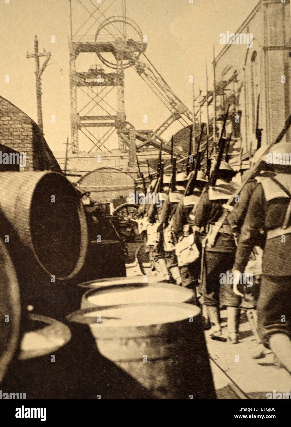 Marines britannici imbarcarsi in un porto per la guerra in Europa. La Prima Guerra Mondiale Foto Stock