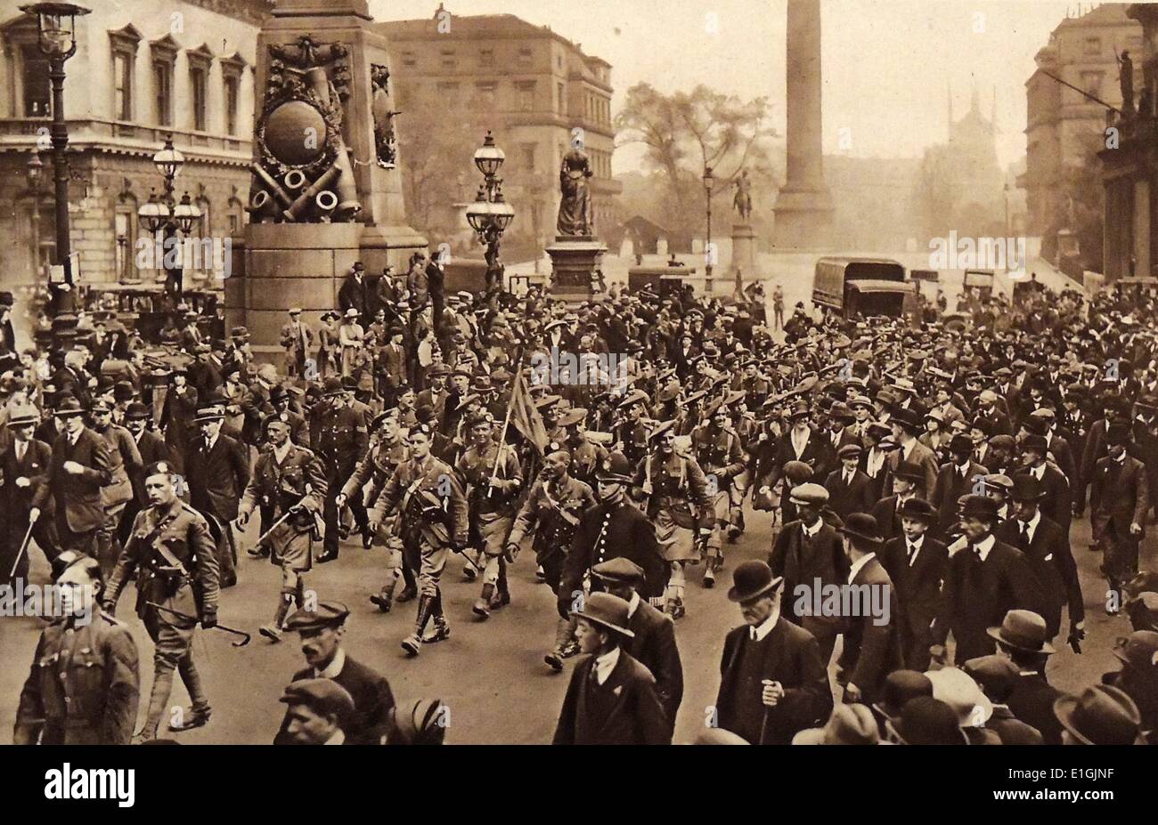 Soldati britannici parade attraverso una strada di Londra durante la Prima Guerra Mondiale. Foto Stock