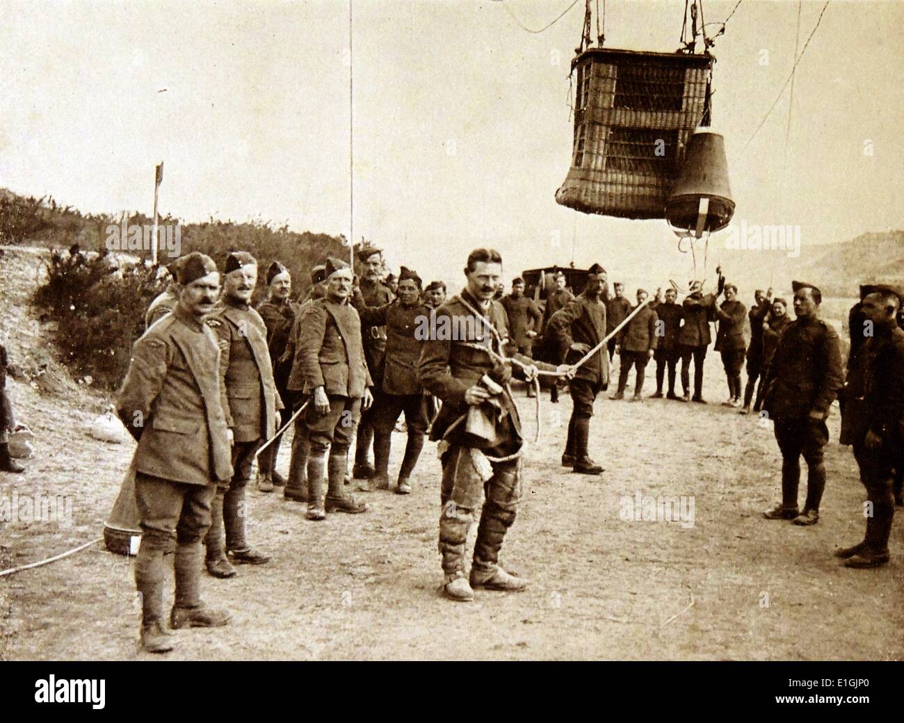 British osservazione militare palloncino con equipaggio a terra, durante la prima guerra mondiale Foto Stock