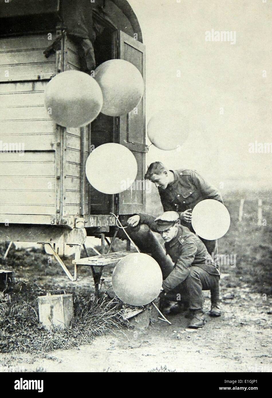 Militare inglese tempo palloncini con equipaggio a terra, durante la prima guerra mondiale Foto Stock
