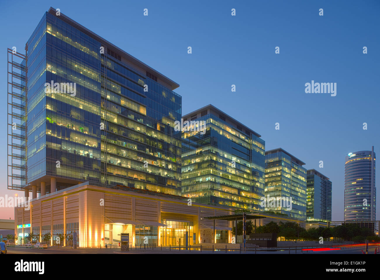 Vista di moderni edifici per uffici a notte a Jebel Ali il centro commerciale per lo sviluppo delle proprietà in Dubai Emirati Arabi Uniti Foto Stock