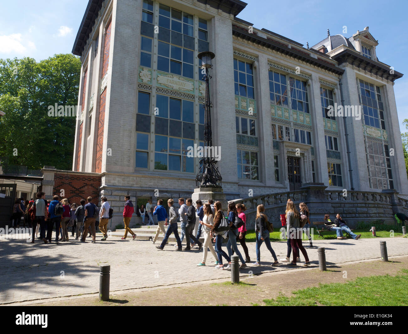 I bambini tornando alla loro scuola dopo aver trascorso il lunchbreak all'aperto, Bruxelles, Belgio Foto Stock