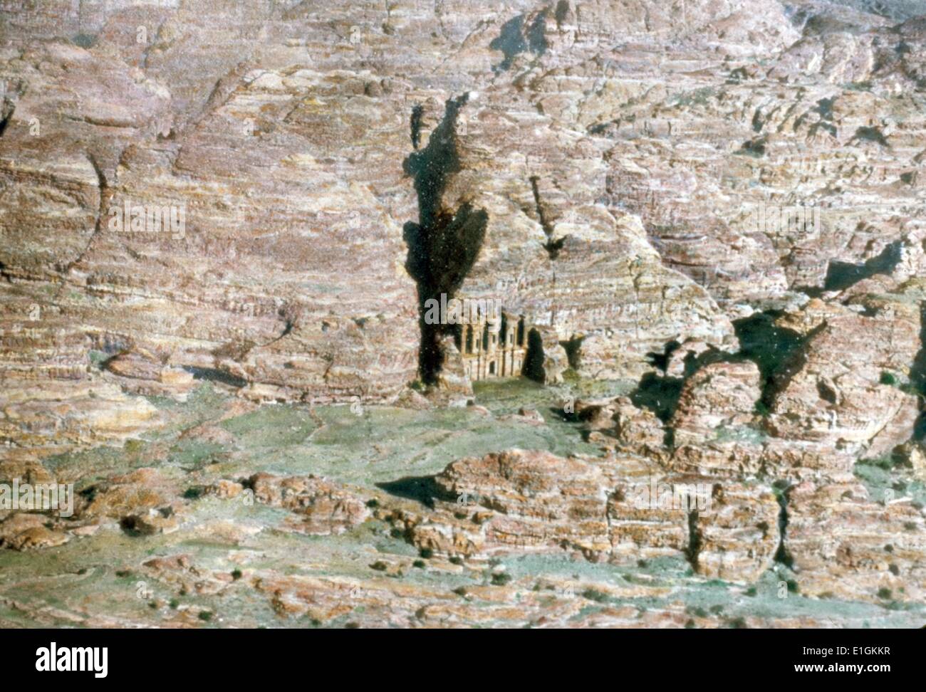 Petra, monte Hor e Akabah. Petra montagna cresta, il monte Seir. Petra, Nabatean rovine, Giordania. Palazzo con lion-ingresso intagliato. circa nel 1960 Foto Stock