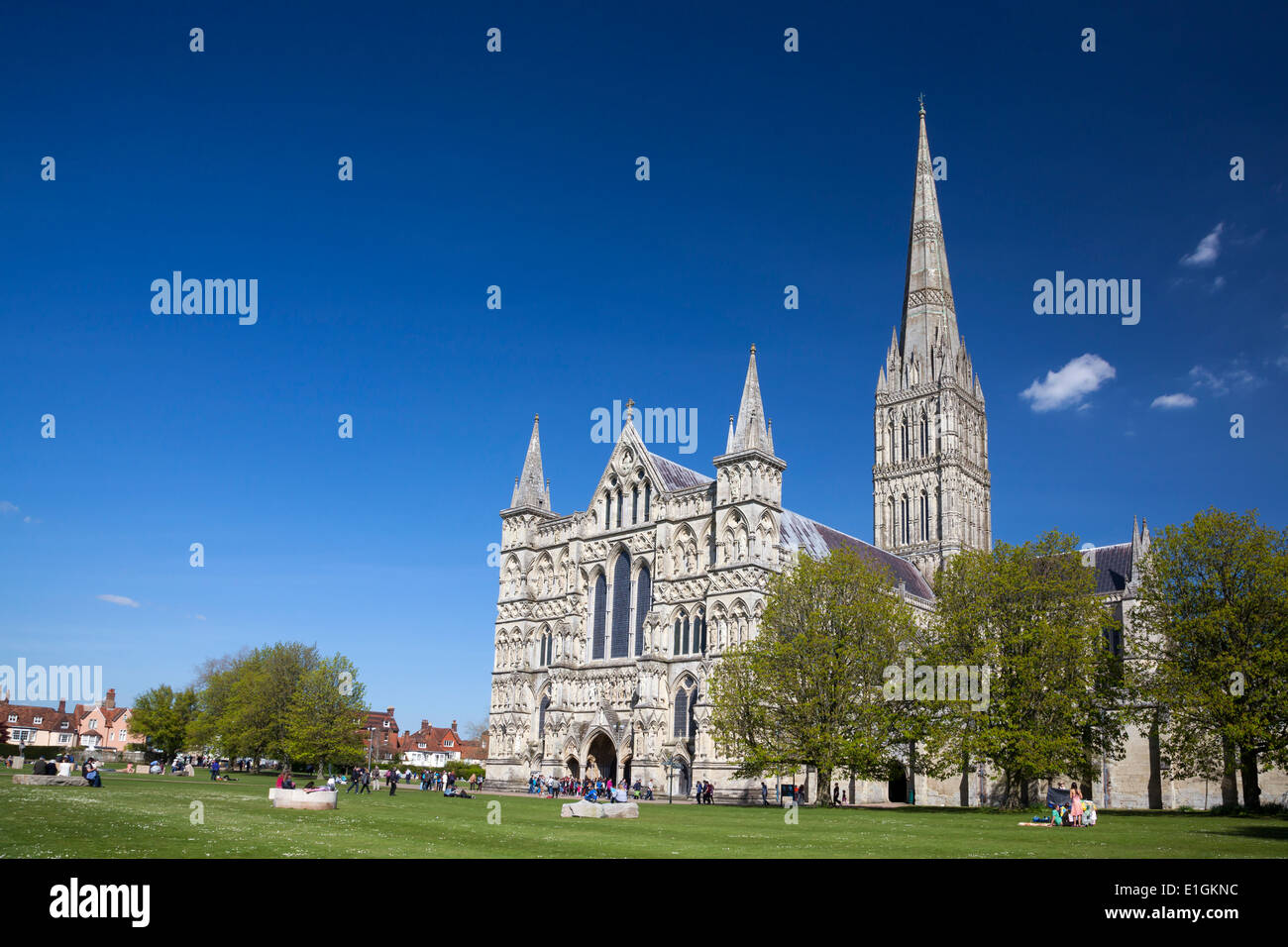 Inizio inglese in stile gotico della Cattedrale di Salisbury con la guglia talest nel paese. Wiltshire, Inghilterra UK Europa Foto Stock