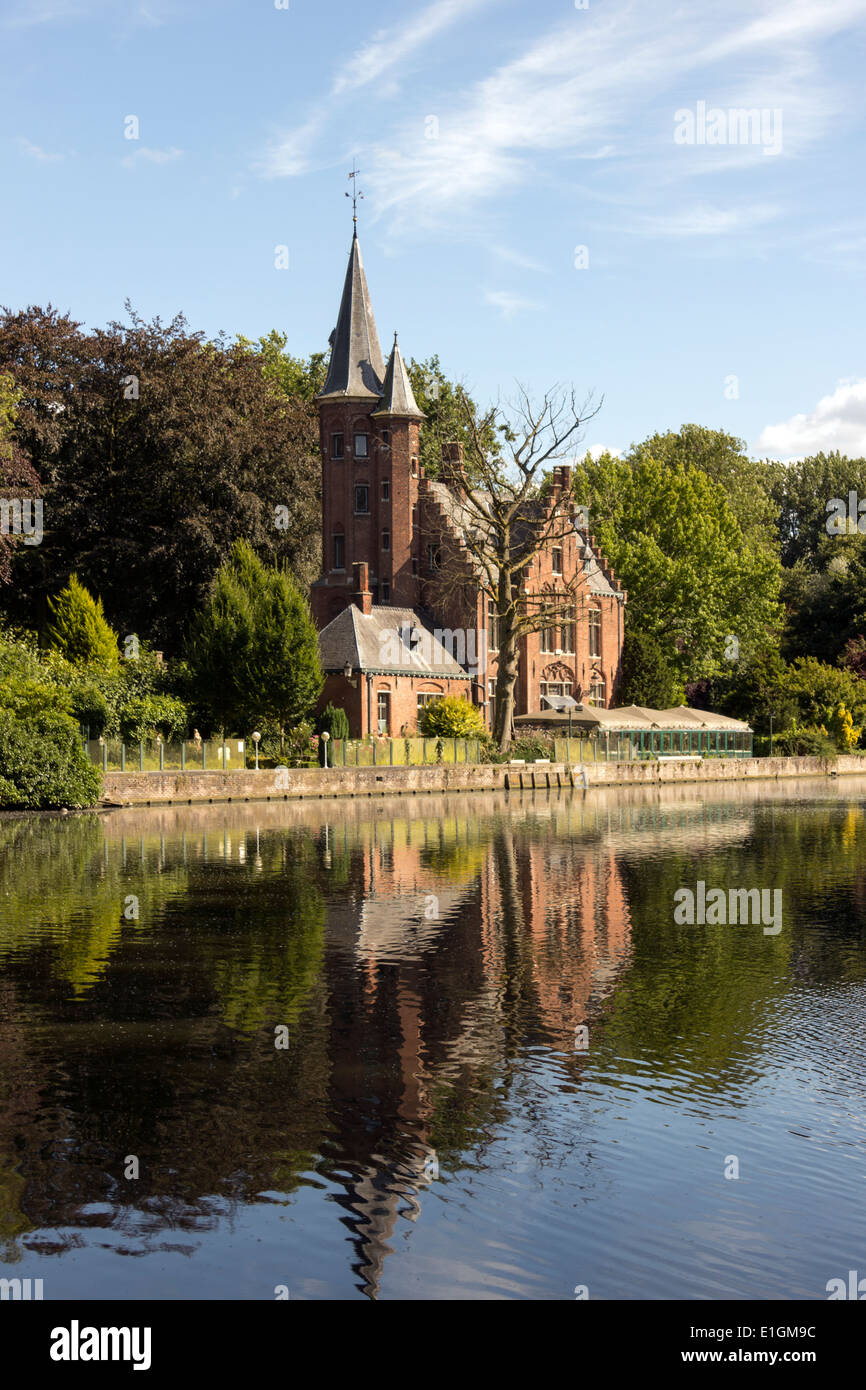 Edificio in stile gotico, sul lago di amore, parco Minnewater, Bruges, Belgio Foto Stock