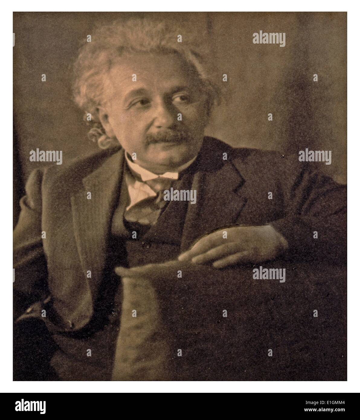 Albert Einstein, mezza lunghezza ritratto, seduto, rivolto verso destra Foto Stock