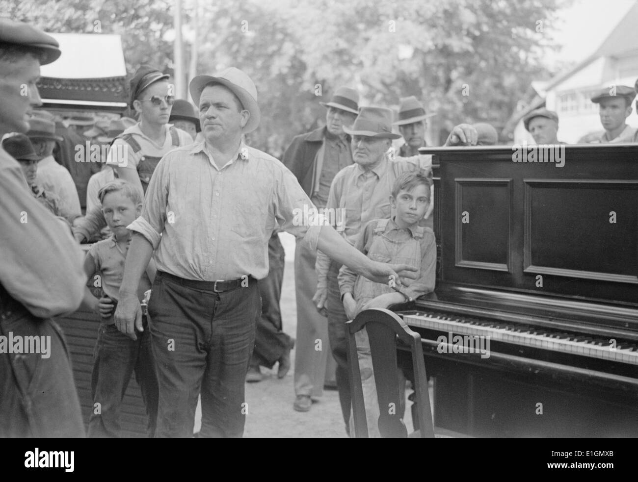 Fotografia che ritrae una vendita all'asta in Greene County, che divenne frequente perchè come azienda condizioni peggiora le famiglie si muovono in piccole case e vendere mobili in eccesso. Owensburg, Indiana. Fotografato da Arthur Rothstein (1915-1985). Datata 1938 Foto Stock