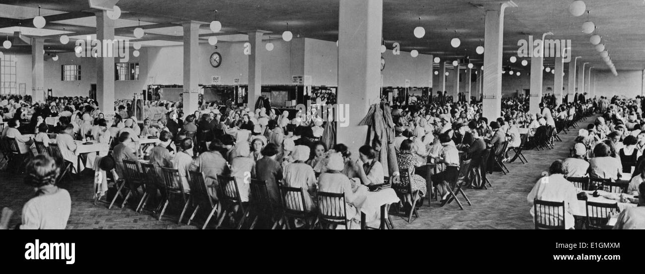 Fotografia che ritrae le fabbriche in Gran Bretagna si impegna in munizioni o altri lavori di governo sono dirette a fornire mense se essi occupano più di 250 lavoratori. Ci sono migliaia di tali mense che servono le grandi industrie e altre migliaia nelle fabbriche più piccole. Datata 1943 Foto Stock