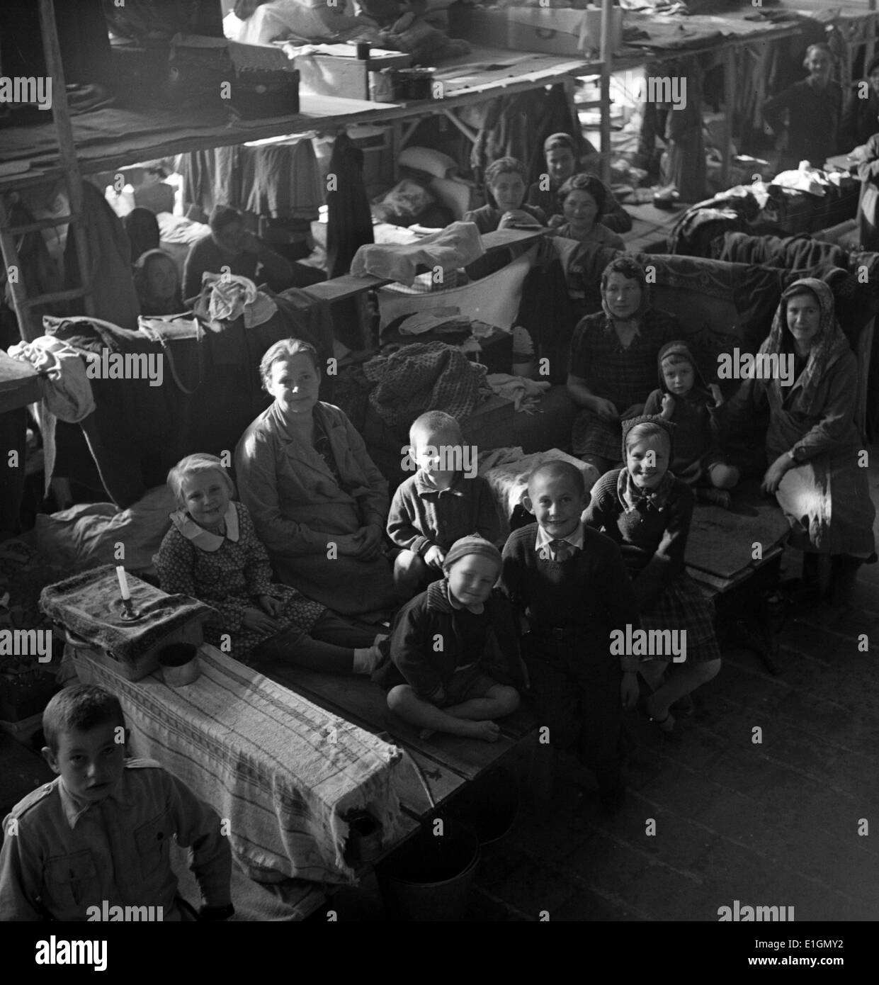 Fotografia di lucidare le famiglie di rifugiati in attesa di evacuazione dall'Iran. Fotografata da Nick Parrino. Datata 1943 Foto Stock