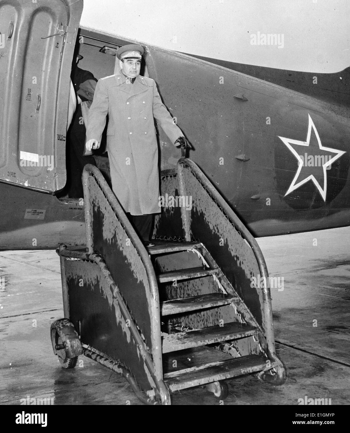 Fotografia di maggiore generale Nicola I. Petrov dell'esercito dell'aria russa, legati da Mosca a Washington, passando da una C-47. Cuscinetto dello Skytrain la stella rossa della Russia alla base dell'Alaska ala, il trasporto aereo il comando. Datata 1944 Foto Stock