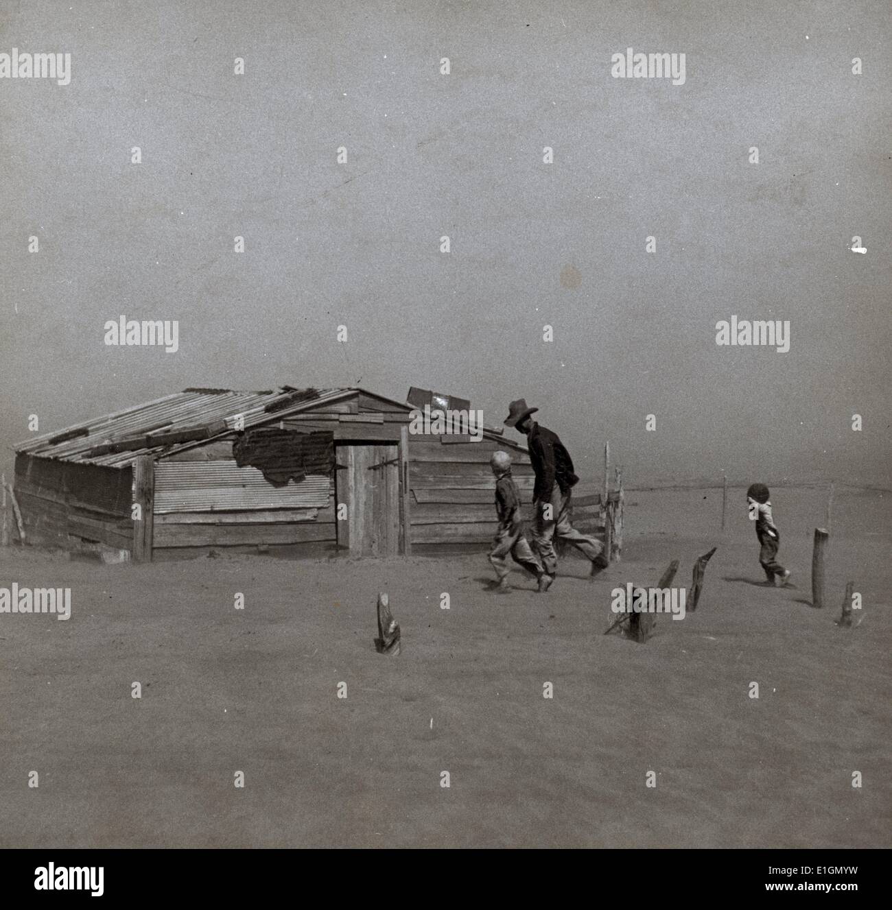 Fotografia di un agricoltore e figlio camminando di fronte a una tempesta di polvere in Cimarron County, Oklahoma. Fotografia scattata da Arthur Rothstein (1915-1985). Foto Stock