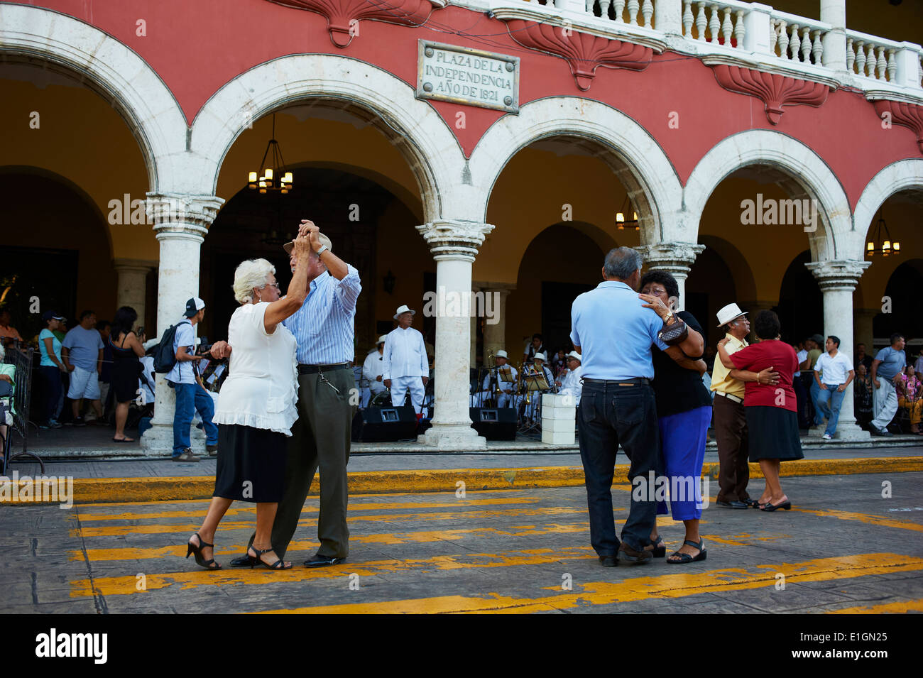 Messico, Yucatan Stato, Merida, la capitale dello Yucatan, Piazza Indipendenza, Palazzo Comunale, messicano ballerini e musicisti Foto Stock