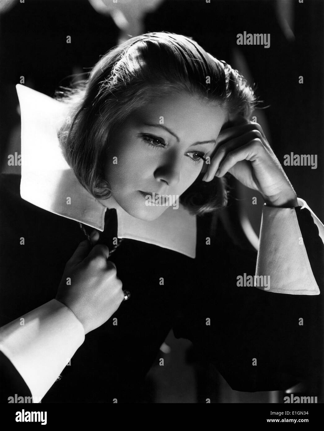 Regina Cristina giocato da Greta Garbo. Regina Cristina è un Pre-Code Hollywood film biografico, prodotta nel 1933 e diretto da Rouben Mamoulian. È la stella svedese nato l'attrice Greta Garbo e John Gilbert. Christina (Svedese: Kristina Augusta; 18 Dicembre [O.S. 8 dicembre] 1626 - 19 Aprile 1689), successivamente adottato il nome Cristina Alessandra, fu regina regnant di Svezia dal 1633 al 1654 Foto Stock