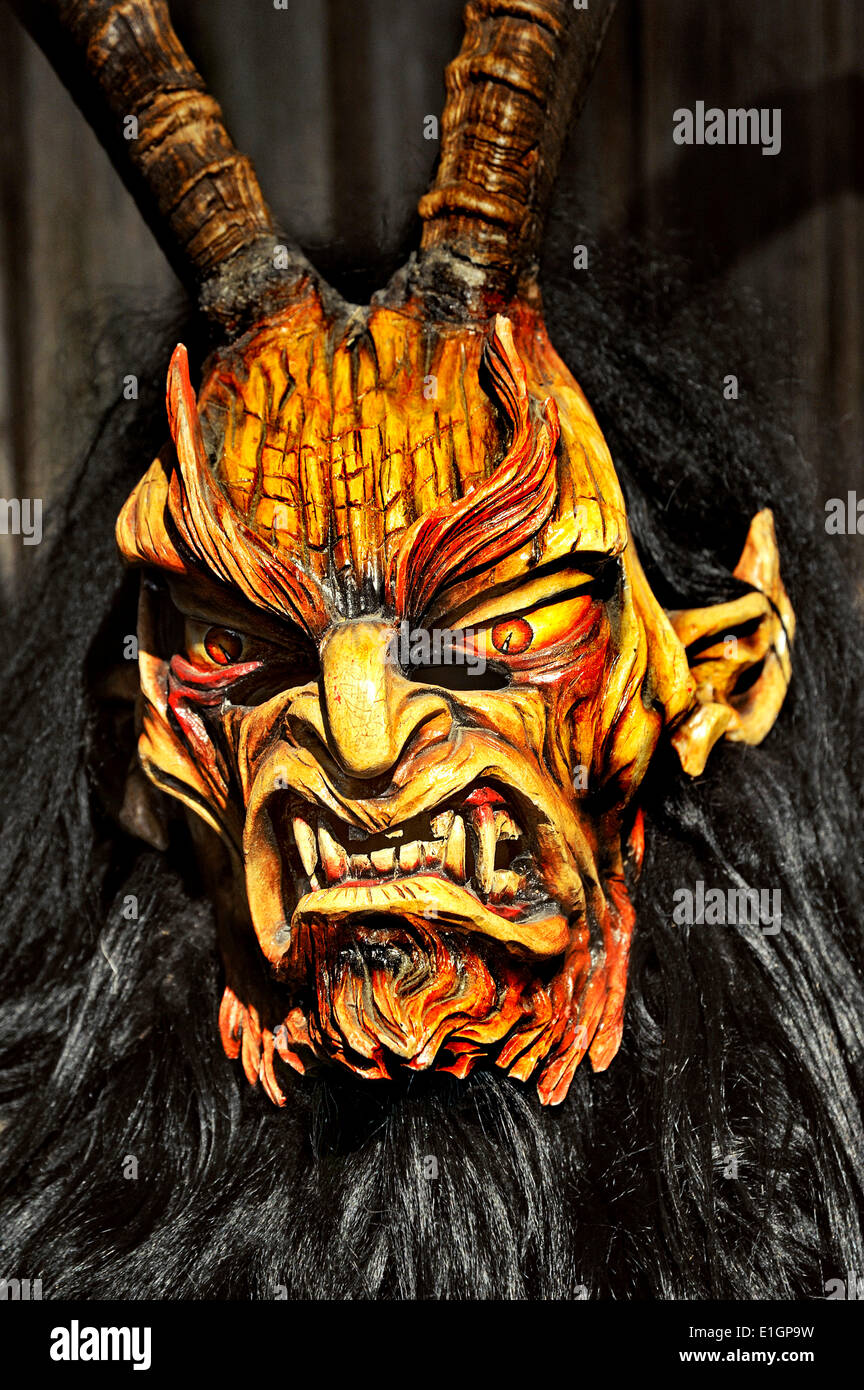 Maschera in legno, Krampus, una bestia-come creatura, mostra speciale sulla tradizione della Krampuslauf run, Deutsches Jagd- und Foto Stock
