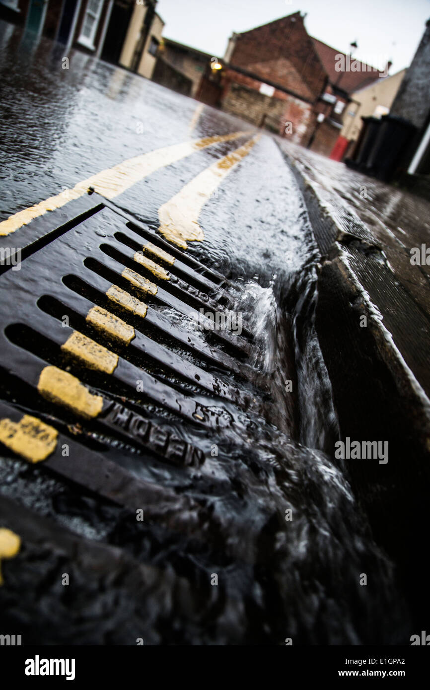 Flusso di esecuzione di acqua piovana che va oltre lo scarico durante una pioggia torrenziale. Foto Stock