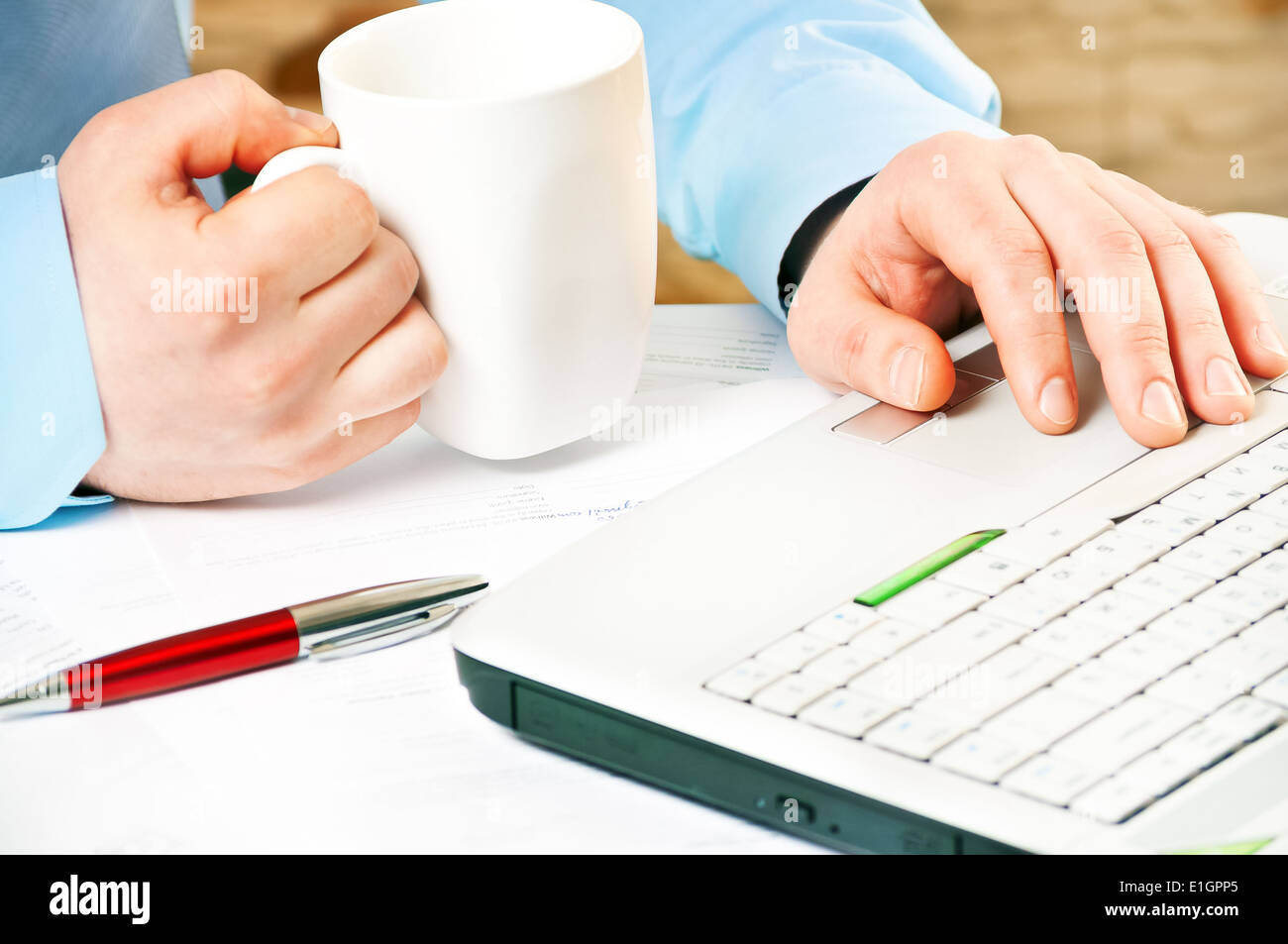 Primo piano di un imprenditore il mani lavorando con i notebook Foto Stock