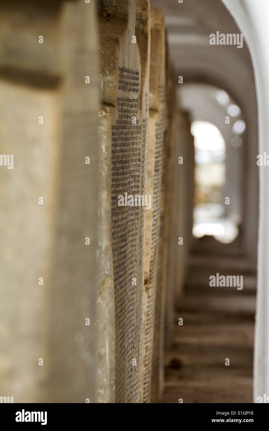 Tavolette di pietra 'Pagine' dal più grande del mondo libro a Kuthodaw Mandalay Foto Stock