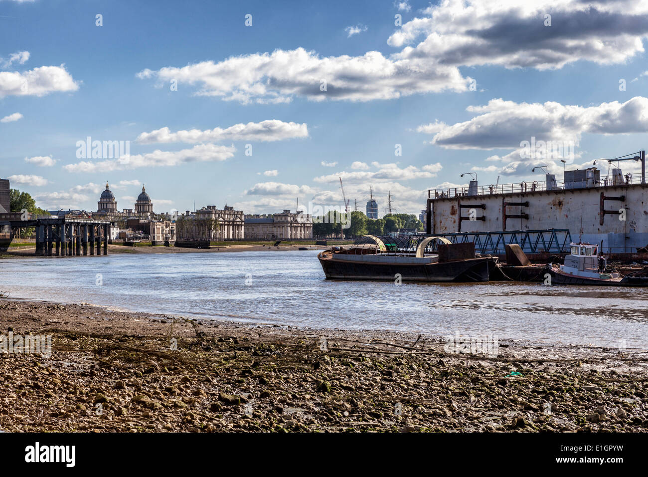 Vista dal fiume Thames Path a bassa marea - esposto riverbed, barche, Old Royal Naval College di Greenwich e la stazione di alimentazione del molo, REGNO UNITO Foto Stock