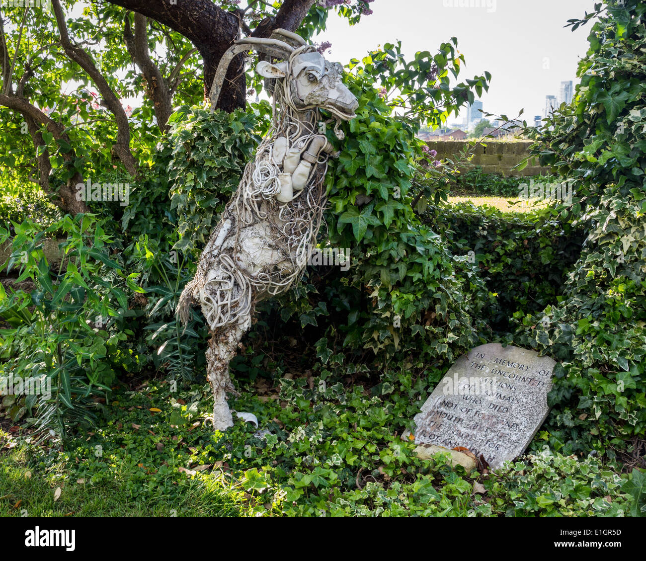 Afta Memorial Sculpture di Kevin Herlihy - un cilindro fatto di oggetti trovati e vecchie tubazioni al ballast Quay, Greenwich, Regno Unito Foto Stock