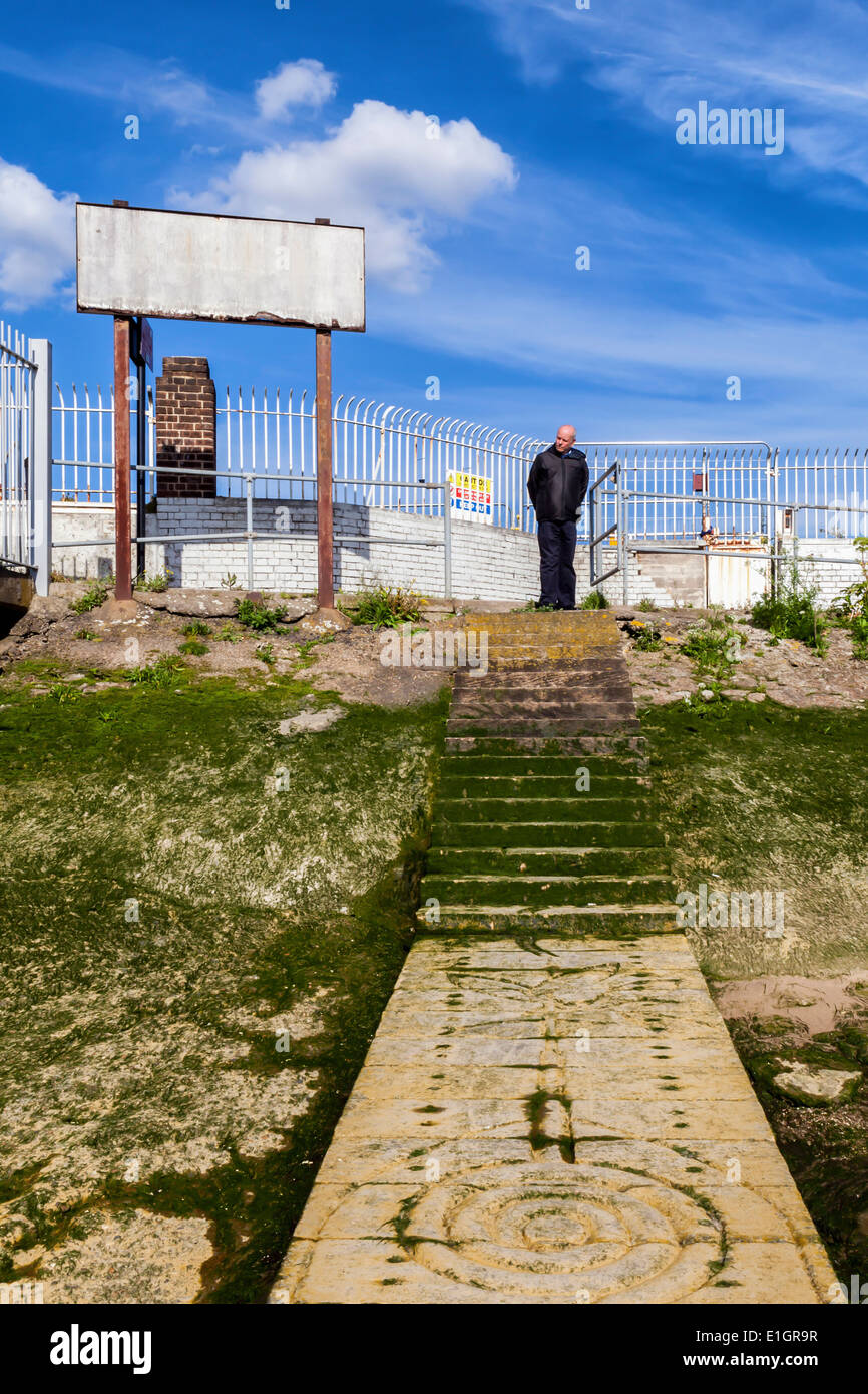 Il Enderby scolpita dallo scultore Richard Lawrence, mostrano la storia industriale della penisola Greeenwich, Enderby Wharf, London, Regno Unito Foto Stock