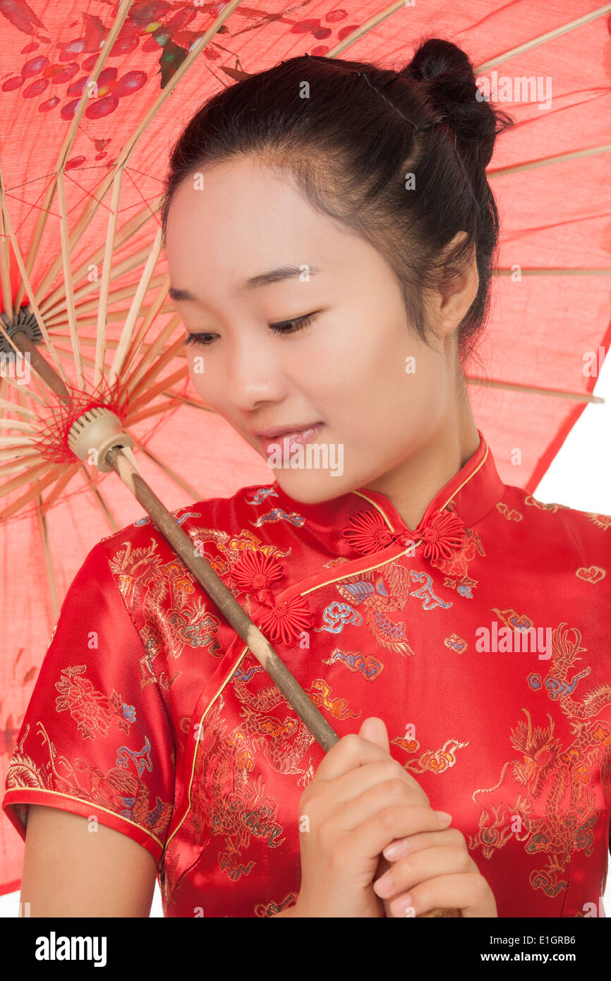 Bella donna cinese che indossa un abito tradizionale noto come un Chipao Foto Stock