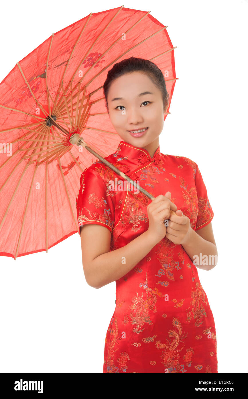 Bella donna cinese che indossa un abito tradizionale noto come un Chipao isolato su uno sfondo bianco Foto Stock