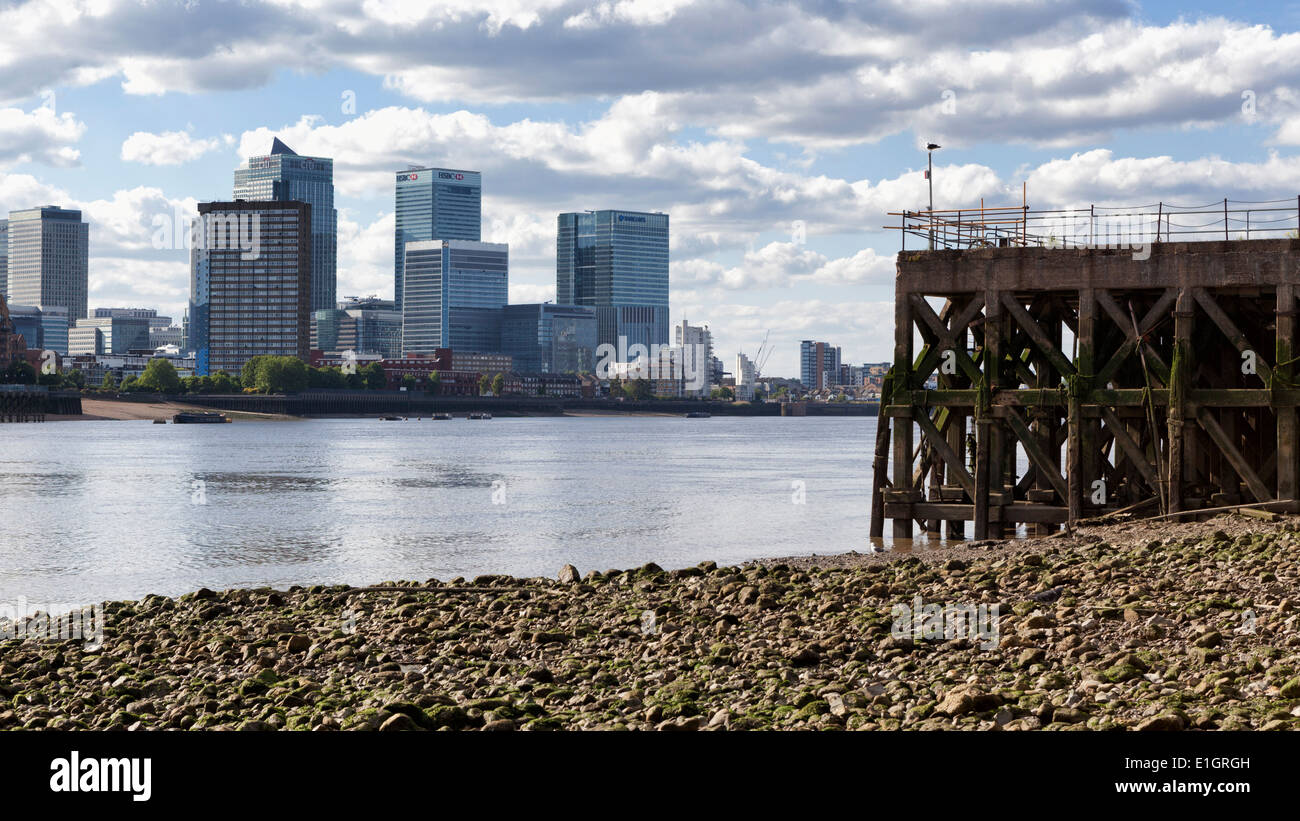 Vista del banking dal quartiere finanziario di Canary Wharf dalle sponde del fiume Tamigi con la bassa marea a Greenwich, Londra Foto Stock