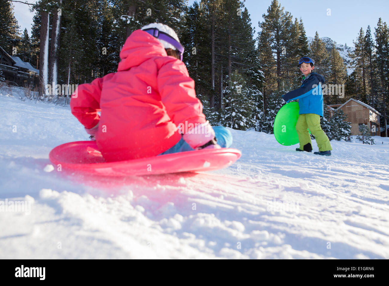 I fratelli sciare sulla neve terreno Foto Stock
