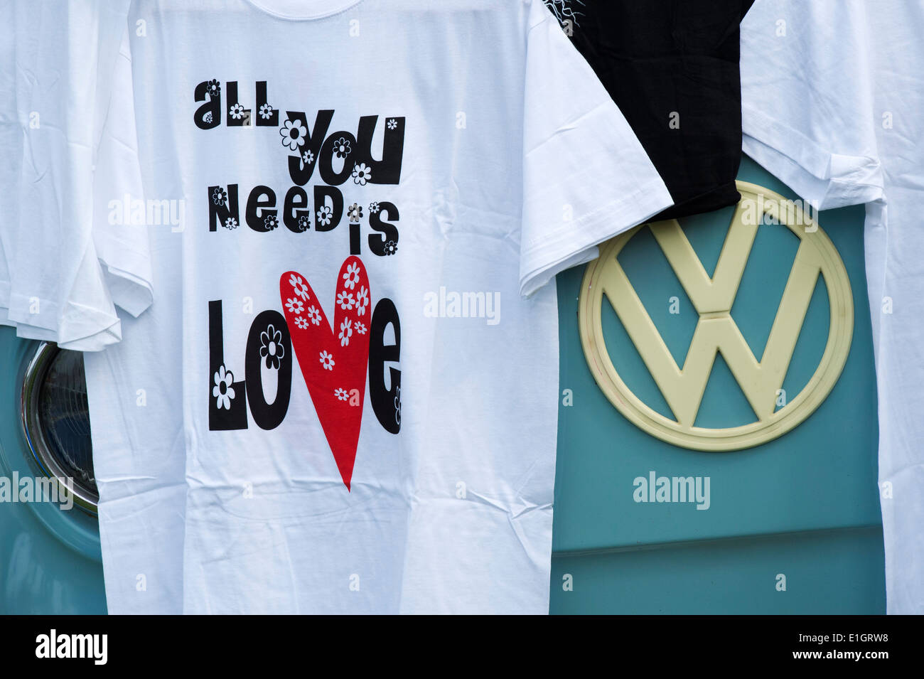 Tutto ciò di cui hai bisogno è amore tee shirt a VW mostra. Inghilterra Foto Stock