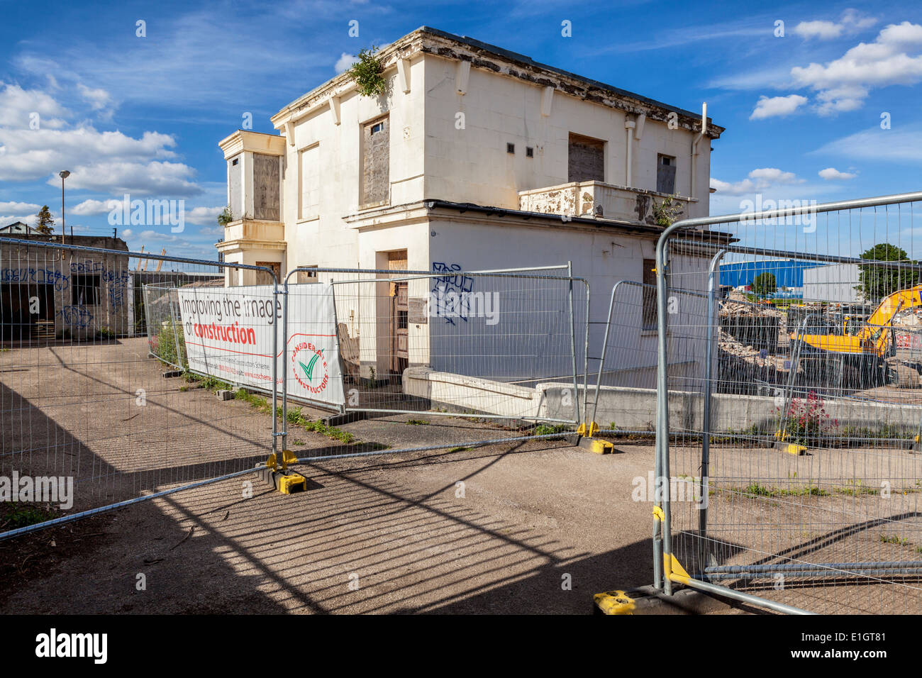 Grado ll elencati Enderby Casa è recintata, abbandonate e come zona è riproposto, Thames Path, penisola di Greenwich, Regno Unito Foto Stock