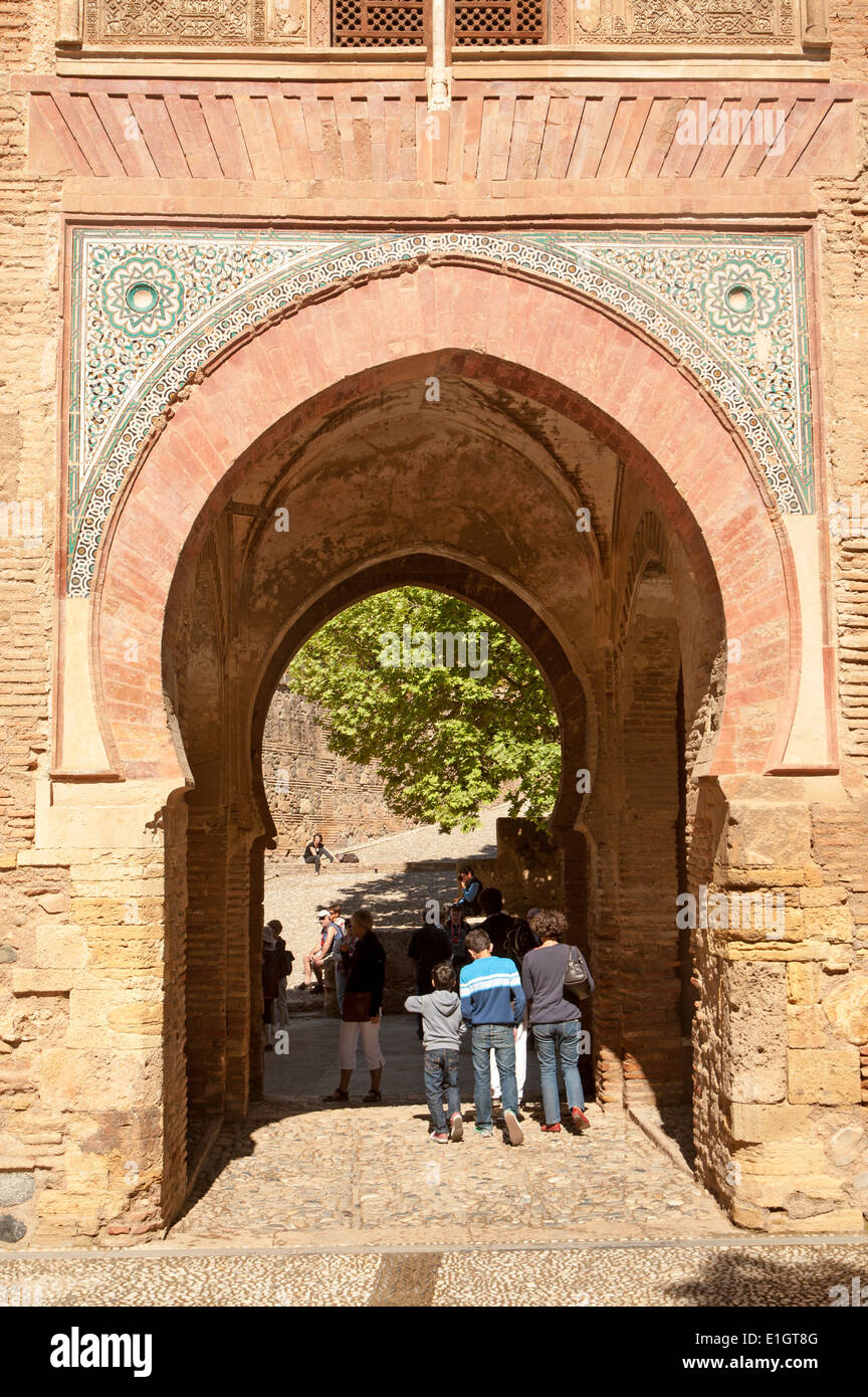 Architettura moresca di La Puerta del Vino archway, Complesso Alhambra di Granada, Spagna Foto Stock