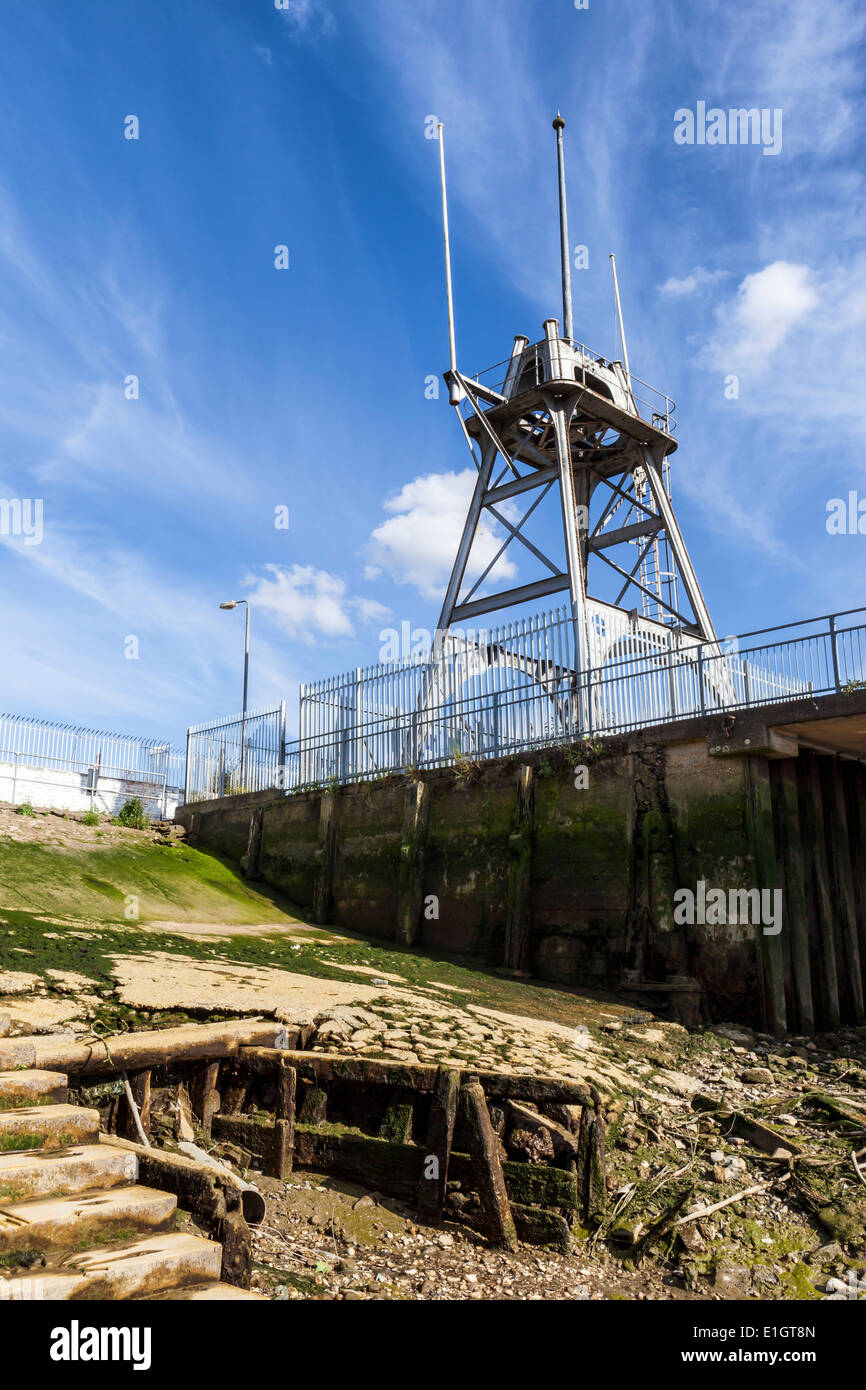 Enderby's Wharf con il vecchio cavo handling machinery - ora in fase di sviluppo come nave da crociera terminale e alloggiamento, Greenwich, Regno Unito Foto Stock