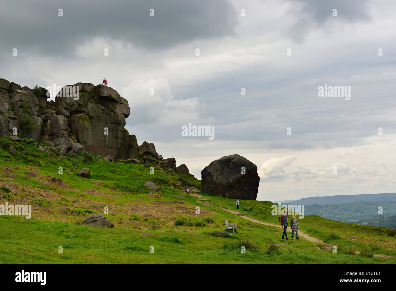 La discesa in corda doppia giù la vacca e vitello di roccia su Ilkley Moor West Yorkshire England Regno Unito Foto Stock