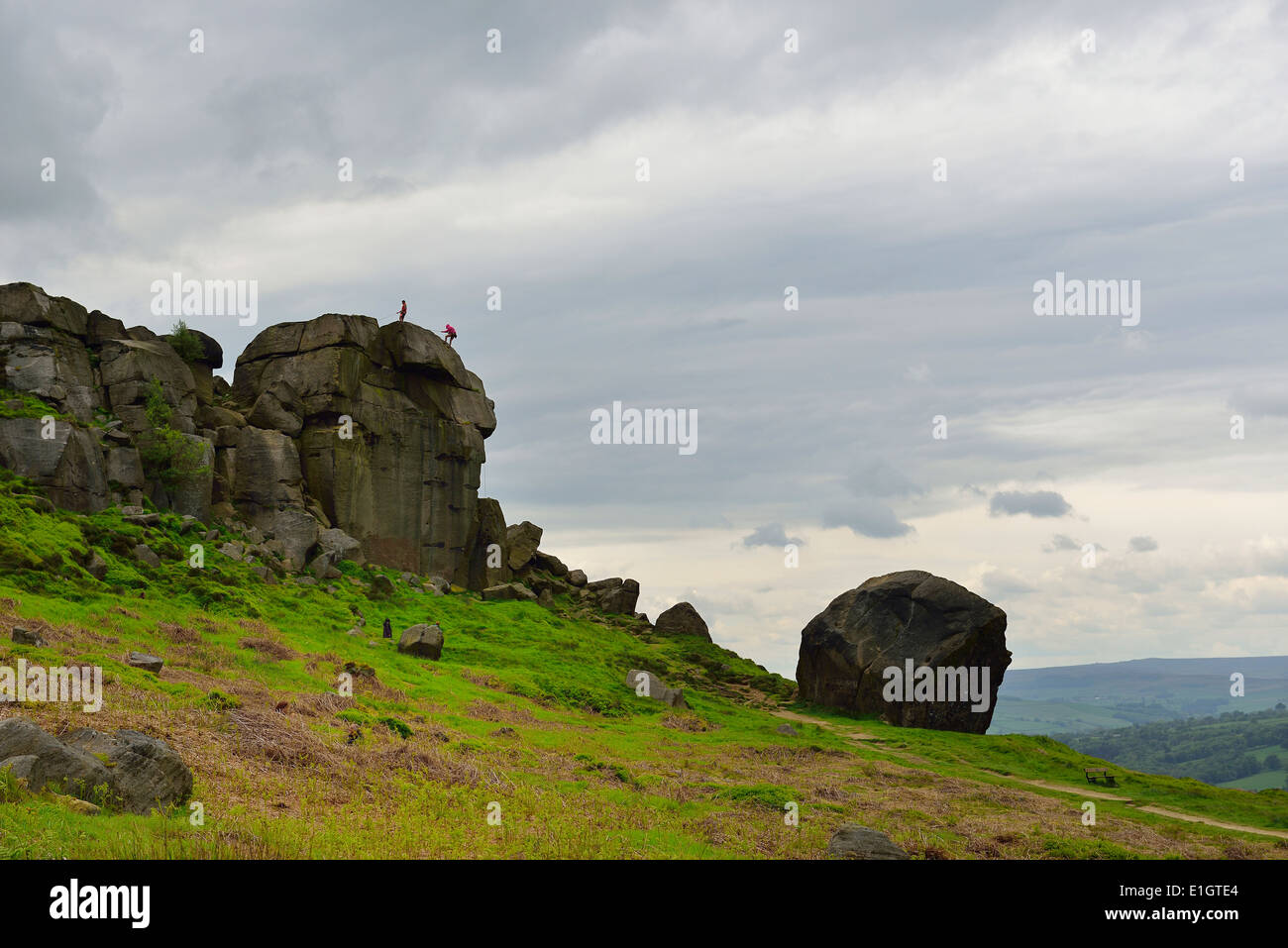 La discesa in corda doppia giù la vacca e vitello di roccia su Ilkley Moor West Yorkshire England Regno Unito Foto Stock