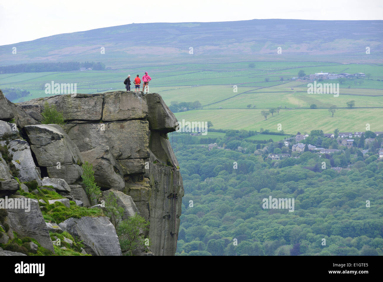 La discesa in corda doppia giù la vacca e vitello di roccia su Ilkley Moor, West Yorkshire, Inghilterra, Regno Unito Foto Stock