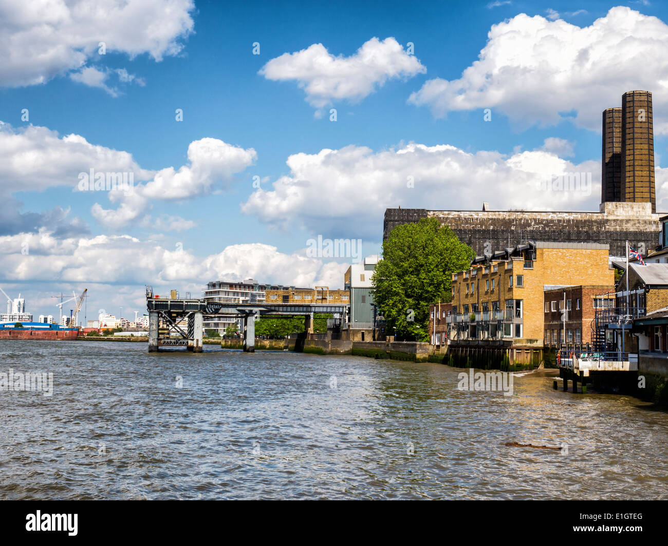 Greenwich Power Station e in disuso molo carbone ancora di alimentazione per la metropolitana di Londra e Greenwich, London, Regno Unito Foto Stock