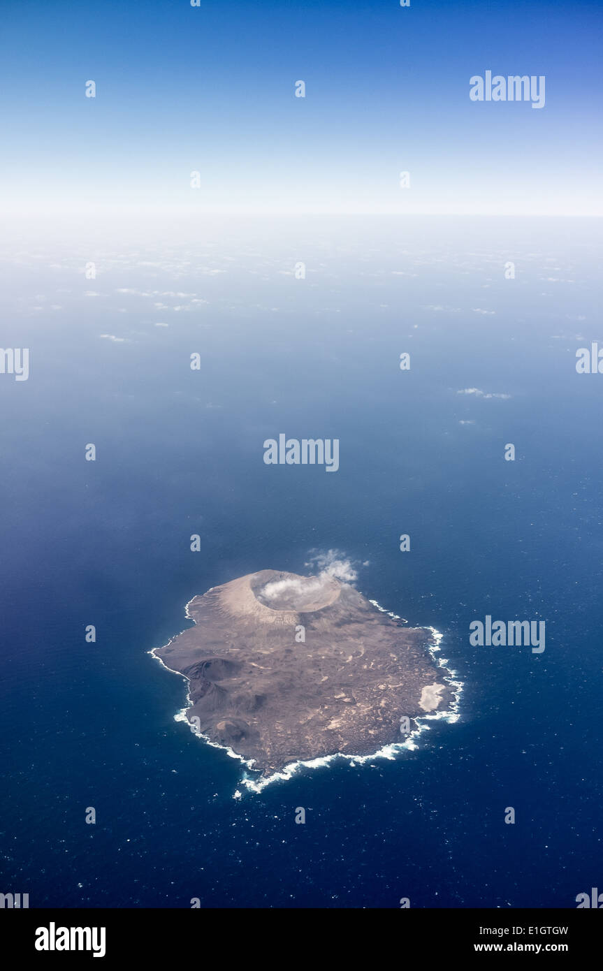 Vista aerea di isola vulcanica Isla de Alegranza a Lanzarote. Foto Stock
