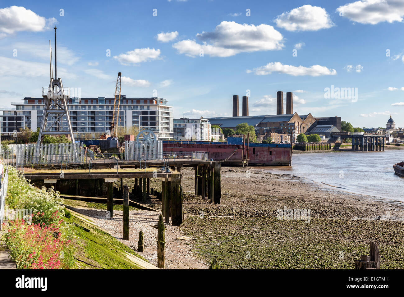 Vista sul fiume di Enderby's Wharf, Giardini del fiume a piedi appartamenti & Greenwich stazione di potenza a bassa marea, Thames Path, Greenwich Foto Stock