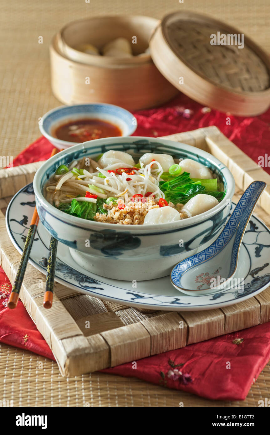 Cinese sfera di pesce a base di noodle soup Foto Stock