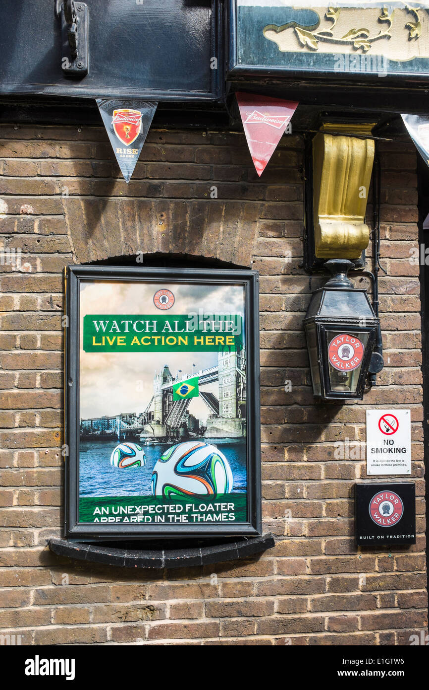 Le bandiere e poster pubblicitari 2014 Coppa del Mondo di calcio al di fuori di un pub di Londra a Greenwich, SE London Foto Stock