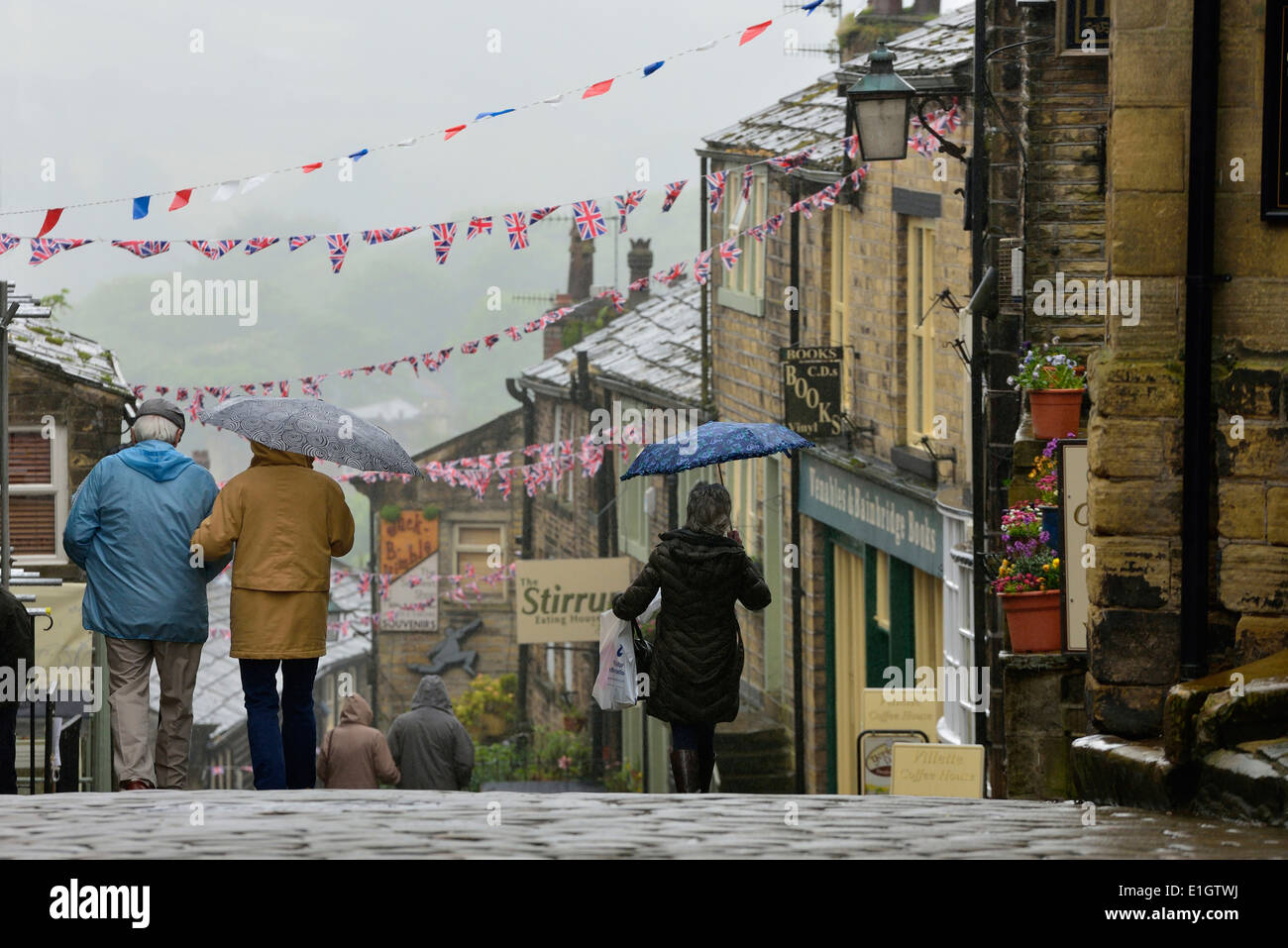 Guardando verso il basso sulla strada principale nel villaggio di Haworth, dove il Bronte famiglia ha vissuto. West Yorkshire. Regno Unito Foto Stock