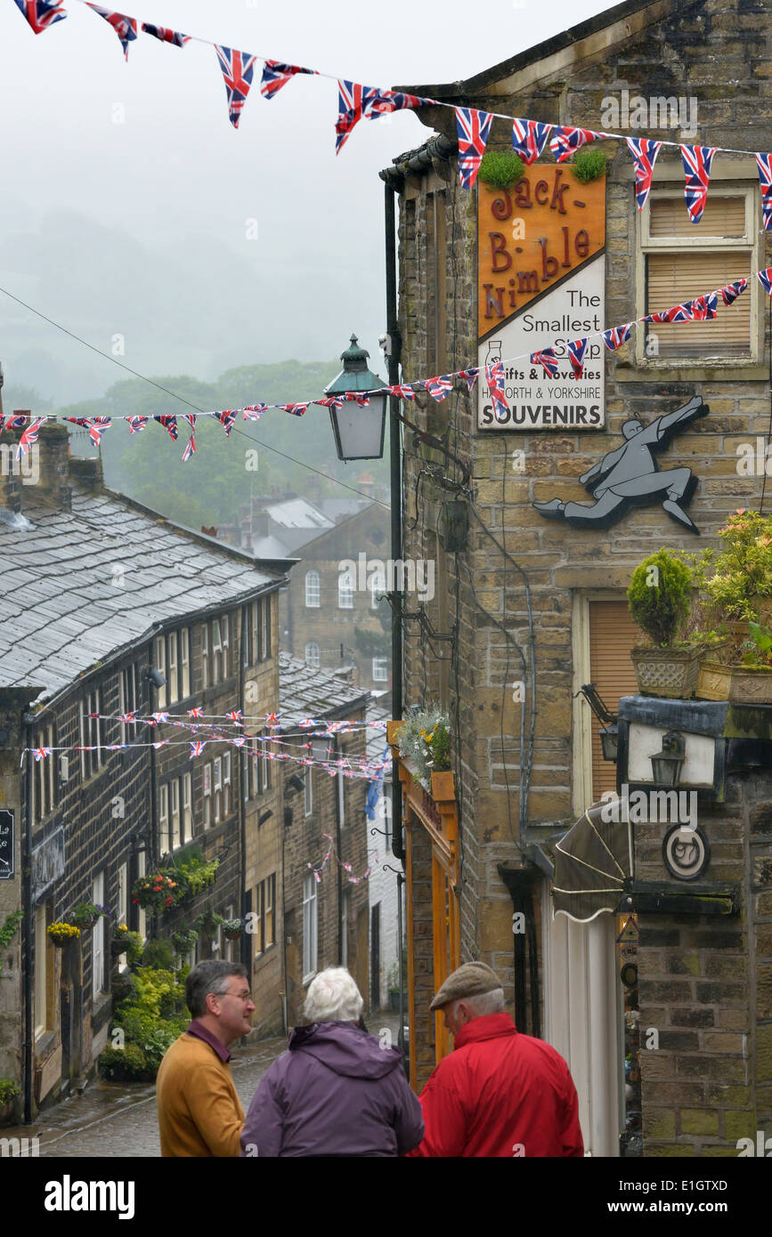 Guardando verso il basso sulla strada principale nel villaggio di Haworth, dove il Bronte famiglia ha vissuto. West Yorkshire. Regno Unito Foto Stock