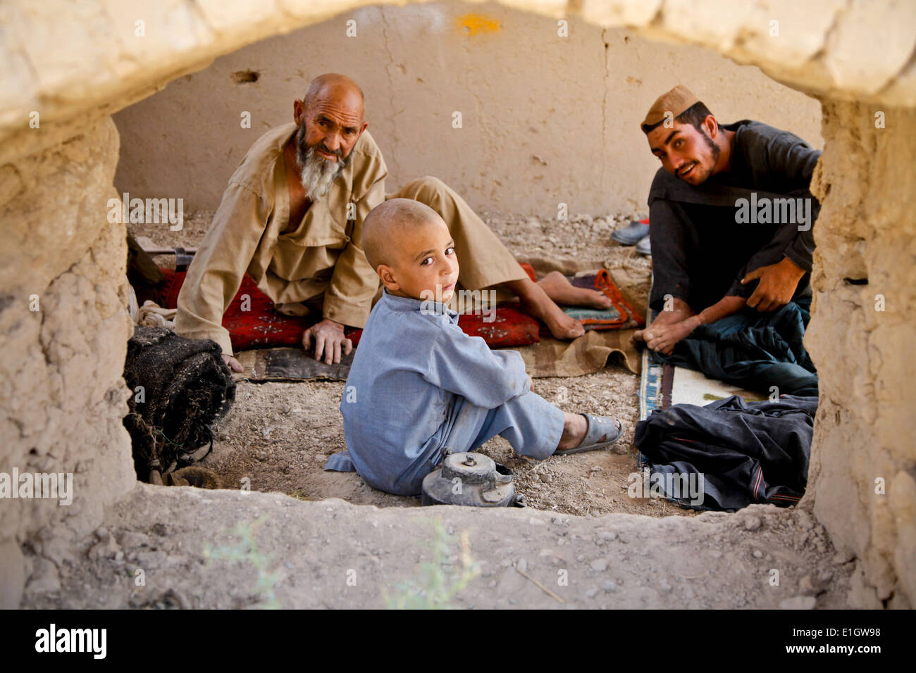Gli abitanti di un villaggio afgano riposare dentro il loro composto come U.S. Forze per le operazioni speciali (SOF) condurre una lotta contro la pattuglia di ricognizione in U Foto Stock