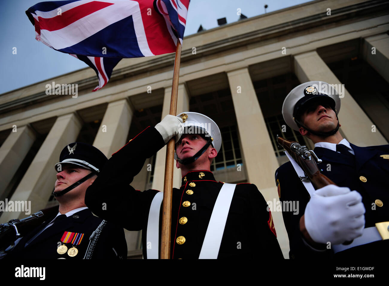 I membri di un comune di Guardia d'onore pronti per l'arrivo del Segretario di Stato britannico per la difesa Liam Fox al Pentagono mi Foto Stock