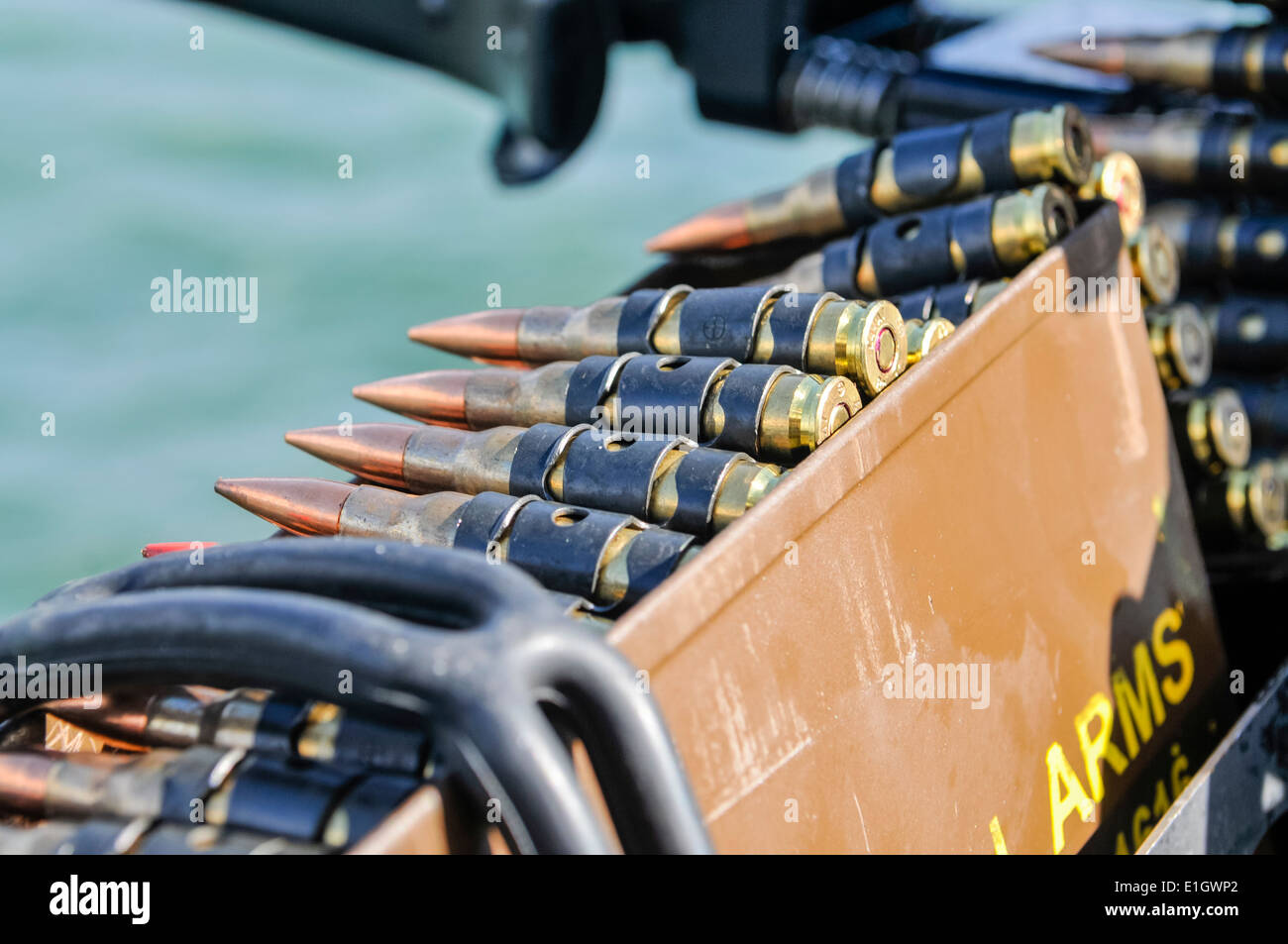 Cinghia di munizioni per una macchina per usi generici pistola (GPMG), turrett montato su un Royal Navy ship Foto Stock