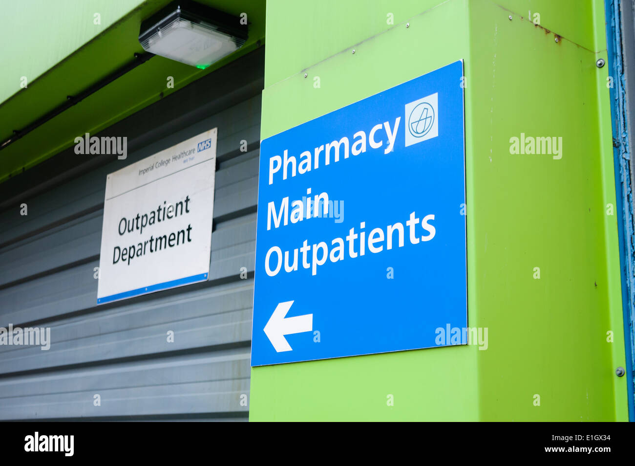 Segno per farmacia e ambulatoriali principale in un ospedale del Regno Unito Foto Stock