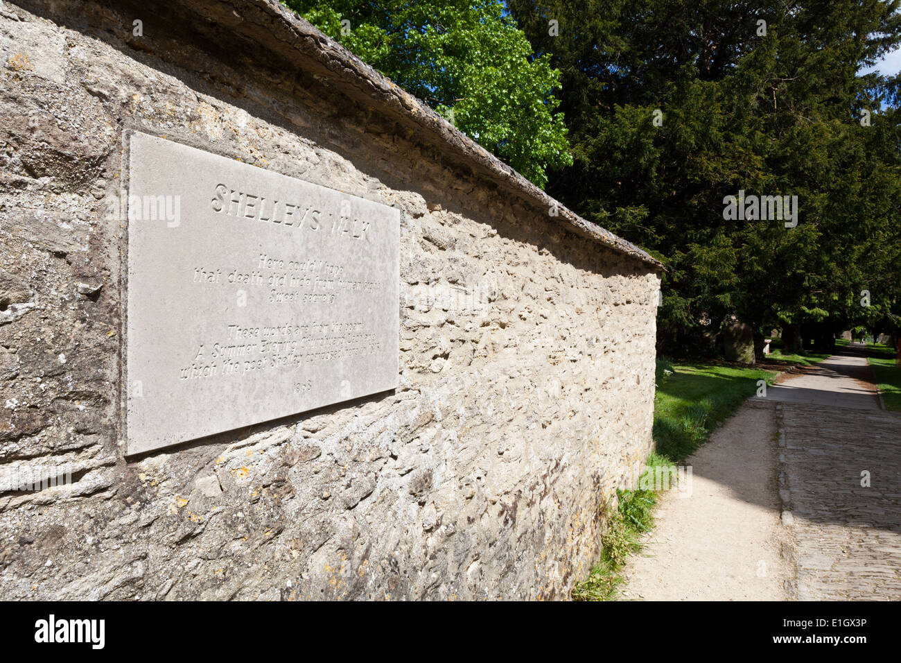 Shelley a piedi nella piccola cittadina di Lechlade, Gloucestershire - Nel mese di agosto 1815 il poeta scrisse "strofe in Lechlade sagrato'. Foto Stock